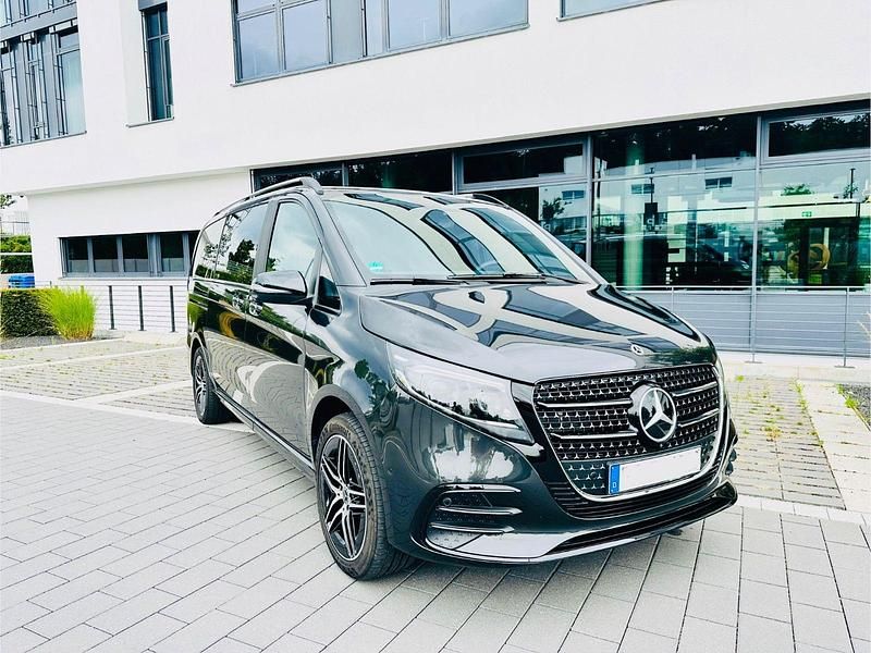 Grau Gebraucht 2024 Mercedes V300 Avantgarde Van / Kleinbus | 73.500 € (Teuer) - Bild 1/4