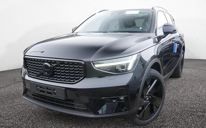Neu Volvo XC40 Plus 163 PS (119 kW) 2025 Onyx schwarz SUV