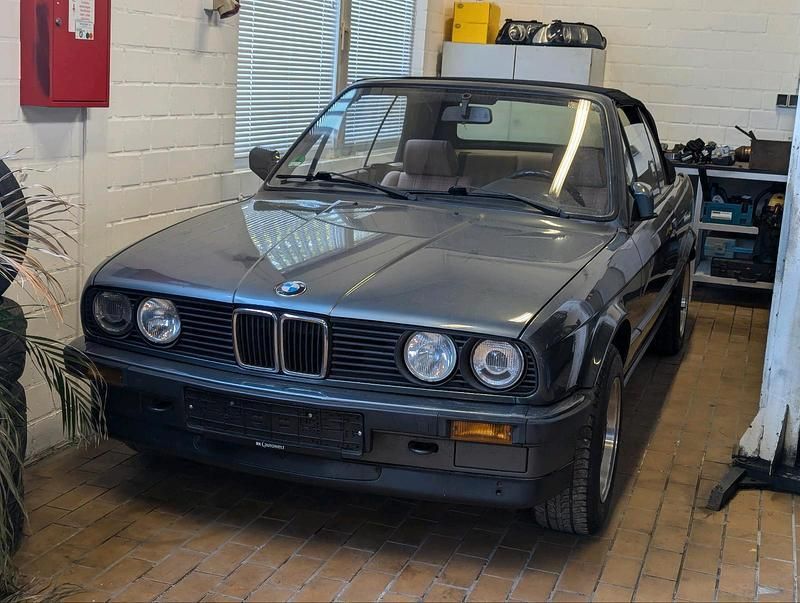 Grau Gebraucht 1989 BMW 320 Cabriolet Basis Cabrio | 8.900 € - Bild 1/4