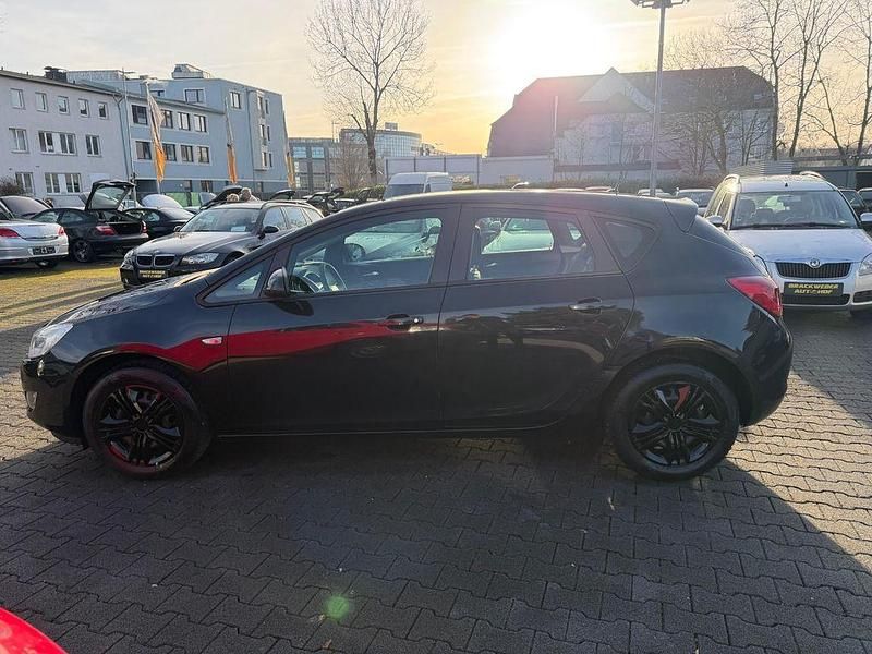 Gebraucht Opel Astra Selection 101 PS (74 kW) 2011 Schwarz Limousine