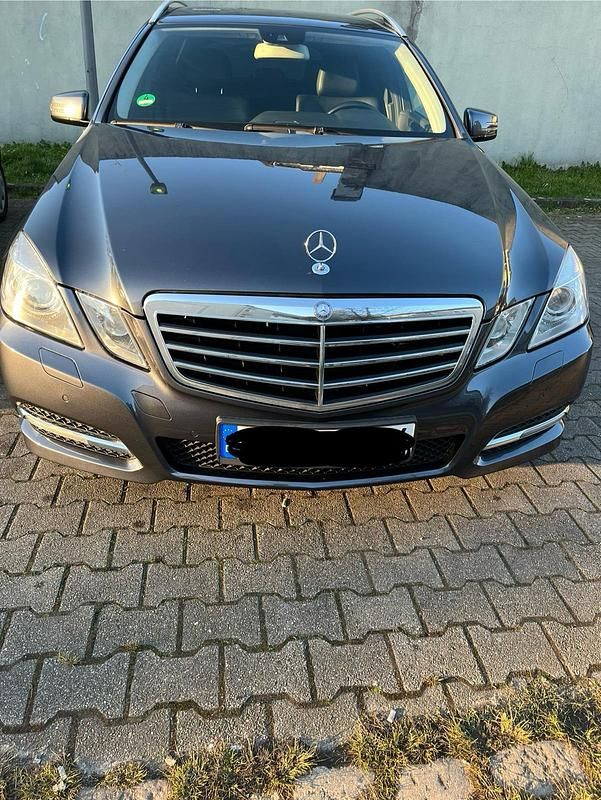 Grau Gebraucht 2012 Mercedes E220 Kombi | 8.400 € (Guter Preis) - Bild 1/4