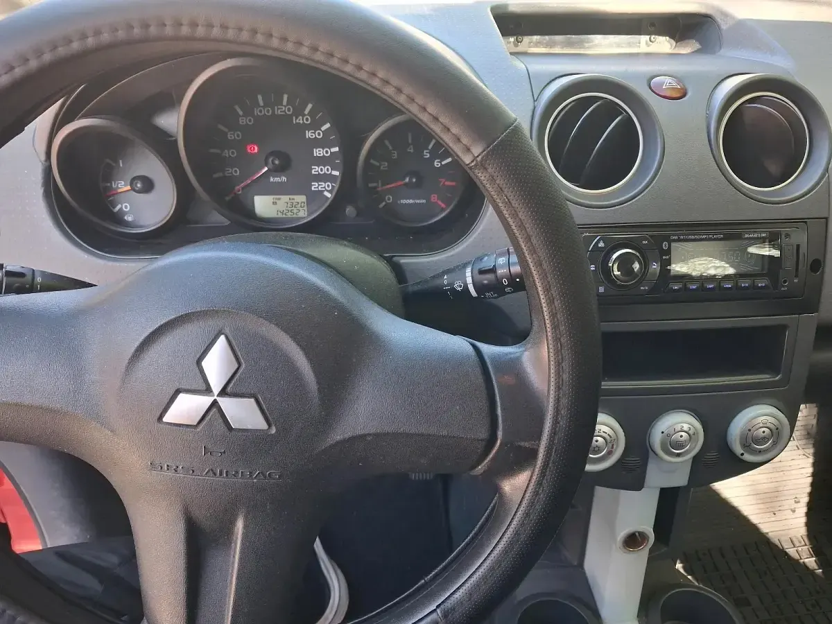 Begagnad Mitsubishi Colt 95 HK (69 kW) 2006 Röd Halvkombi