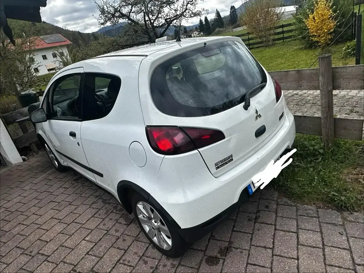 Gebraucht Mitsubishi Colt 75 PS (55 kW) 2010 Weiß Kleinwagen