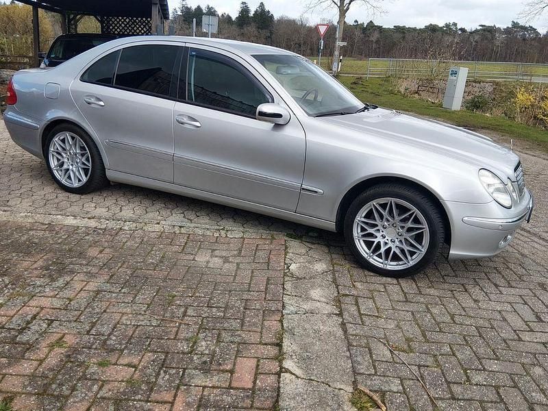 Gebraucht Mercedes E240 Elegance 177 PS (130 kW) 2002 Silber Limousine