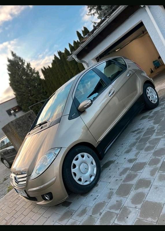 Gold Gebraucht 2006 Mercedes A180 Elegance Van / Kleinbus | 2.500 € (Fairer Preis) - Bild 1/4