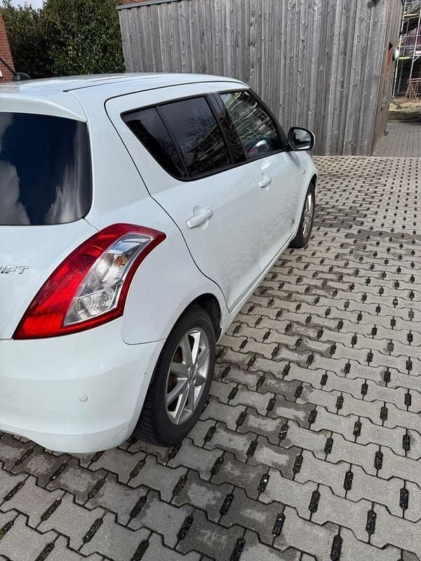 Gebraucht Suzuki Swift X-TRA 94 PS (69 kW) 2015 Weiß Kleinwagen