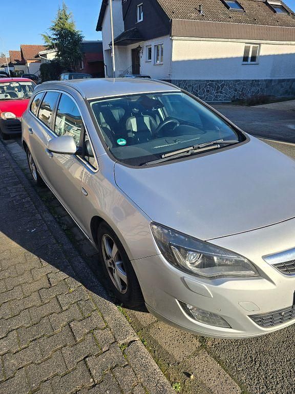Gebraucht Opel Astra Edition 160 PS (117 kW) 2011 Grau Kombi