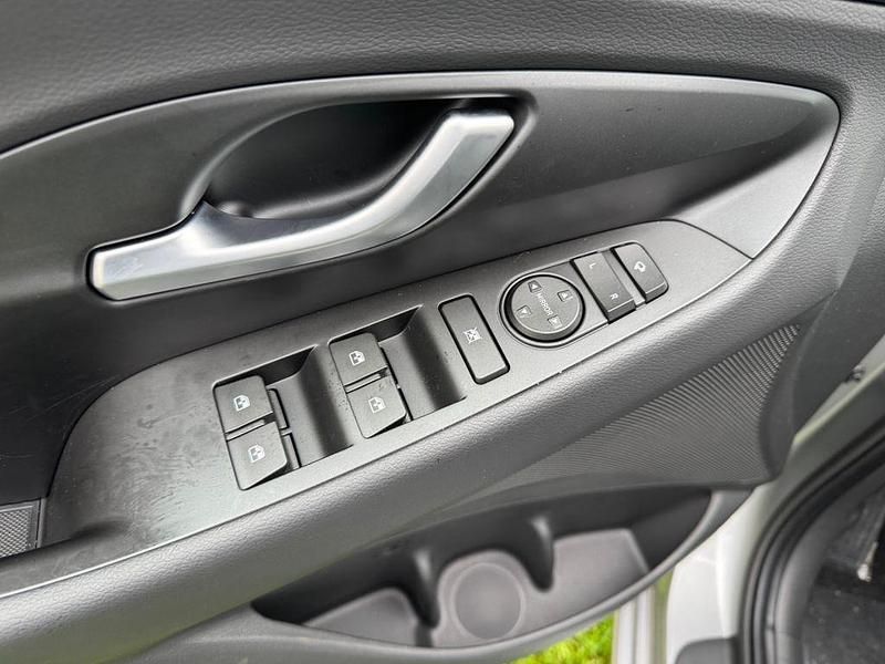 Neu Hyundai i30 140 PS (102 kW) 2025 Silber Kombi