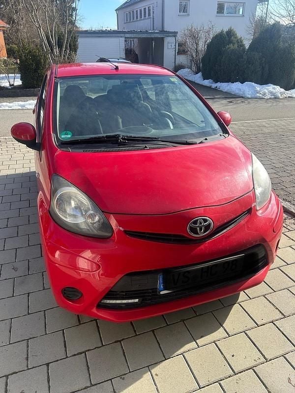 Gebraucht Toyota Aygo 68 PS (50 kW) 2014 Rot Kleinwagen