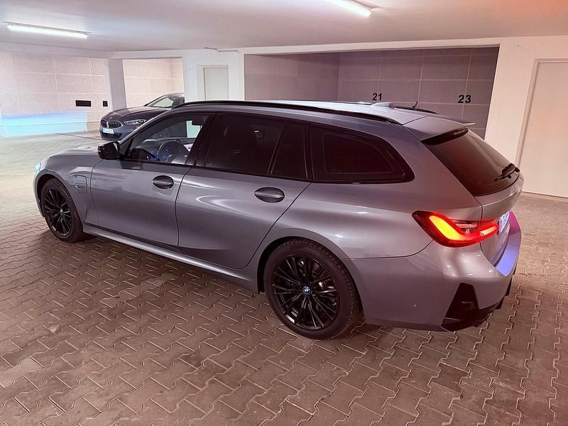 Gebraucht BMW 330e Shadowline 300 PS (220 kW) 2022 Grau Kombi