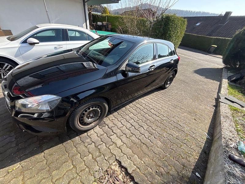 Gebraucht Mercedes A180 122 PS (89 kW) 2013 Schwarz Limousine