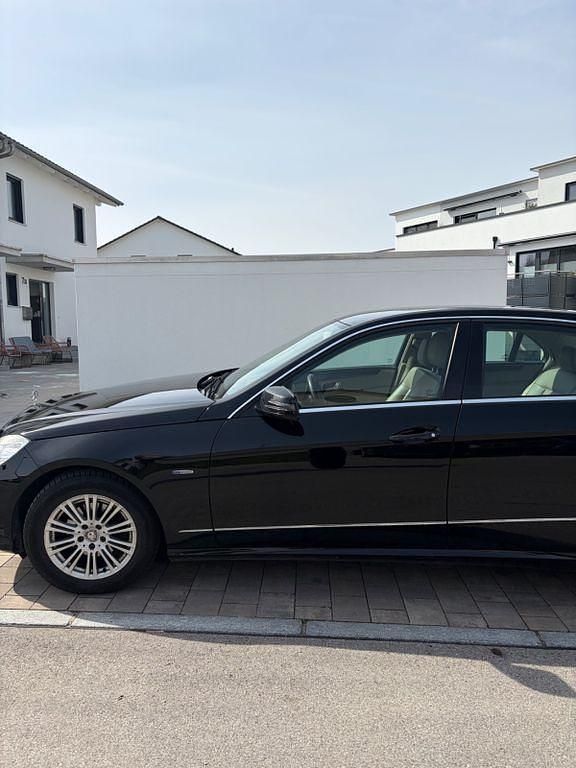Gebraucht Mercedes E220 170 PS (125 kW) 2009 Schwarz Limousine