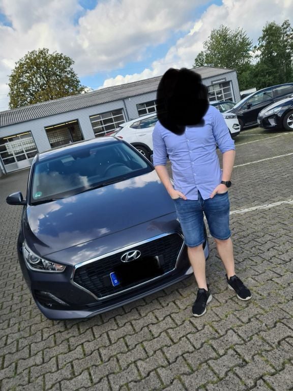 Grau Gebraucht 2020 Hyundai i30 Select Limousine | 13.000 € (Guter Preis) - Bild 1/3