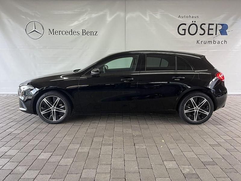 Schwarz Gebraucht 2022 Mercedes A250 Night Limousine | 24.990 € (Fairer Preis) - Bild 1/4