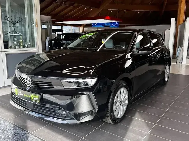Używany Opel Astra Elegance 131 KM (96 kW) 2023 Czarny Hatchback