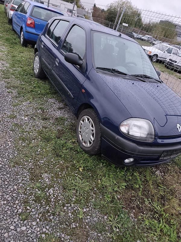 Blau Gebraucht 2000 Renault Clio II Limousine | 2.200 € (Fairer Preis) - Bild 1/2
