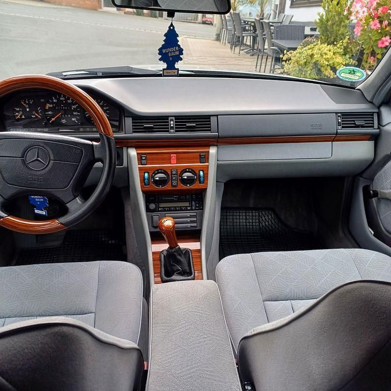 Gebraucht Mercedes 200 75 PS (55 kW) 1994 Silber Limousine