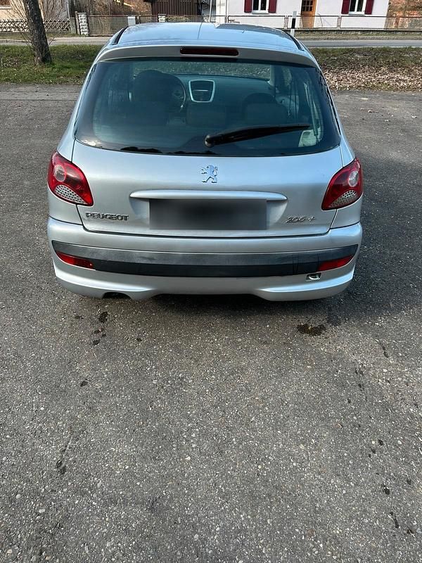 Gebraucht Peugeot 206+ 75 PS (55 kW) 2010 Silber Kleinwagen