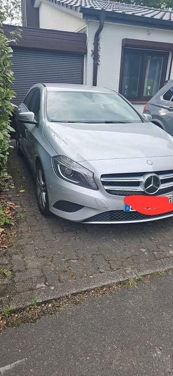 Silber Gebraucht 2015 Mercedes A180 Limousine | 10.800 € (Superpreis) - Bild 1/4