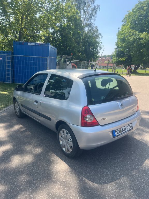 Grau Gebraucht 2010 Renault Clio II Authentique Kleinwagen | 1.850 € (Guter Preis) - Bild 1/4