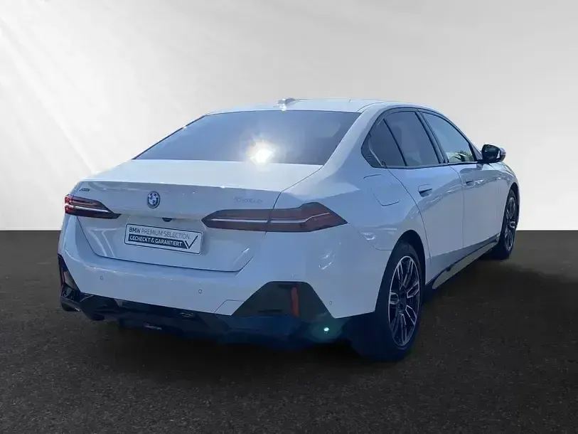 Gebraucht BMW 550e M Sport 489 PS (359 kW) 2025 Alpinweiss uni Limousine