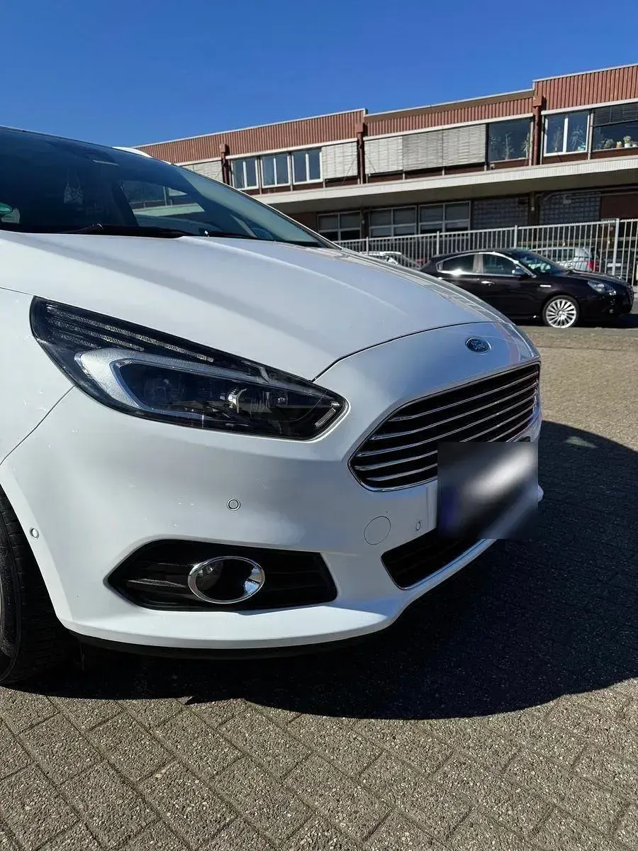 Gebraucht Ford S-MAX Titanium 179 PS (131 kW) 2016 Weiß Van / Kleinbus