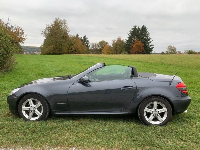 Grau Gebraucht 2009 Mercedes SLK200 Cabrio | 9.990 € (Fairer Preis) - Bild 1/4