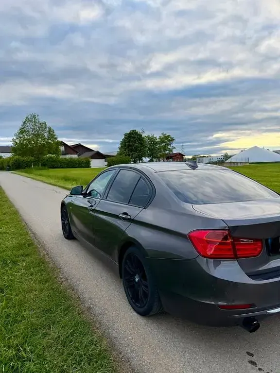 Gebraucht BMW 320 Efficient Dynamics 170 PS (125 kW) 2013 Braun Limousine