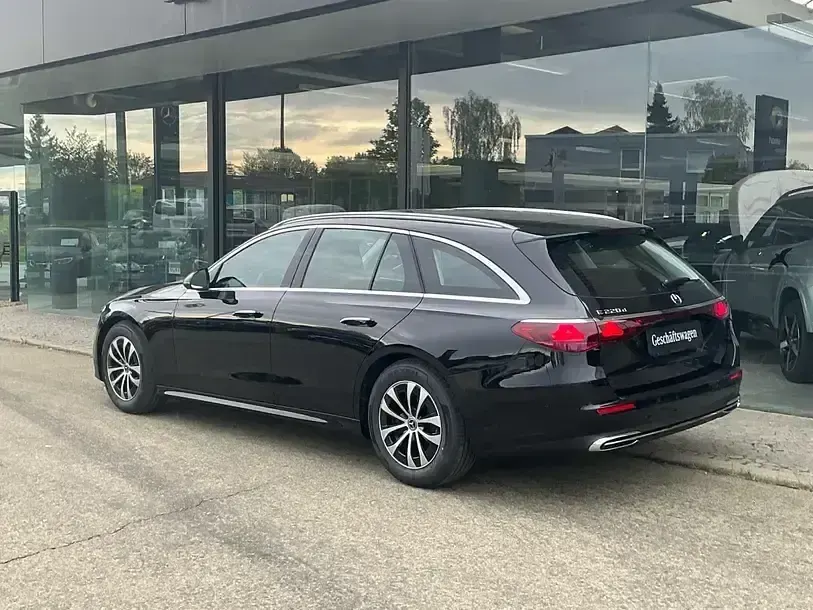 Gebraucht Mercedes E220 Avantgarde 197 PS (144 kW) 2026 Schwarz Limousine