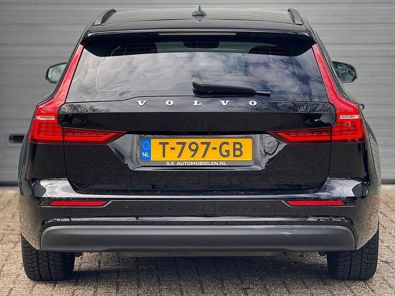 Gebraucht Volvo V60 Core 197 PS (144 kW) 2023 Schwarz Kombi