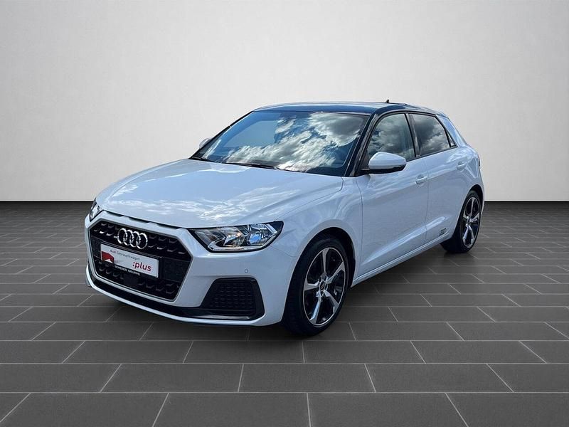 Gletscherweiß metallic/mythosschwarz metallic (metallic) Gebraucht 2022 Audi A1 Sportback Advanced Plus Kleinwagen | 23.400 € (Fairer Preis) - Bild 1/4