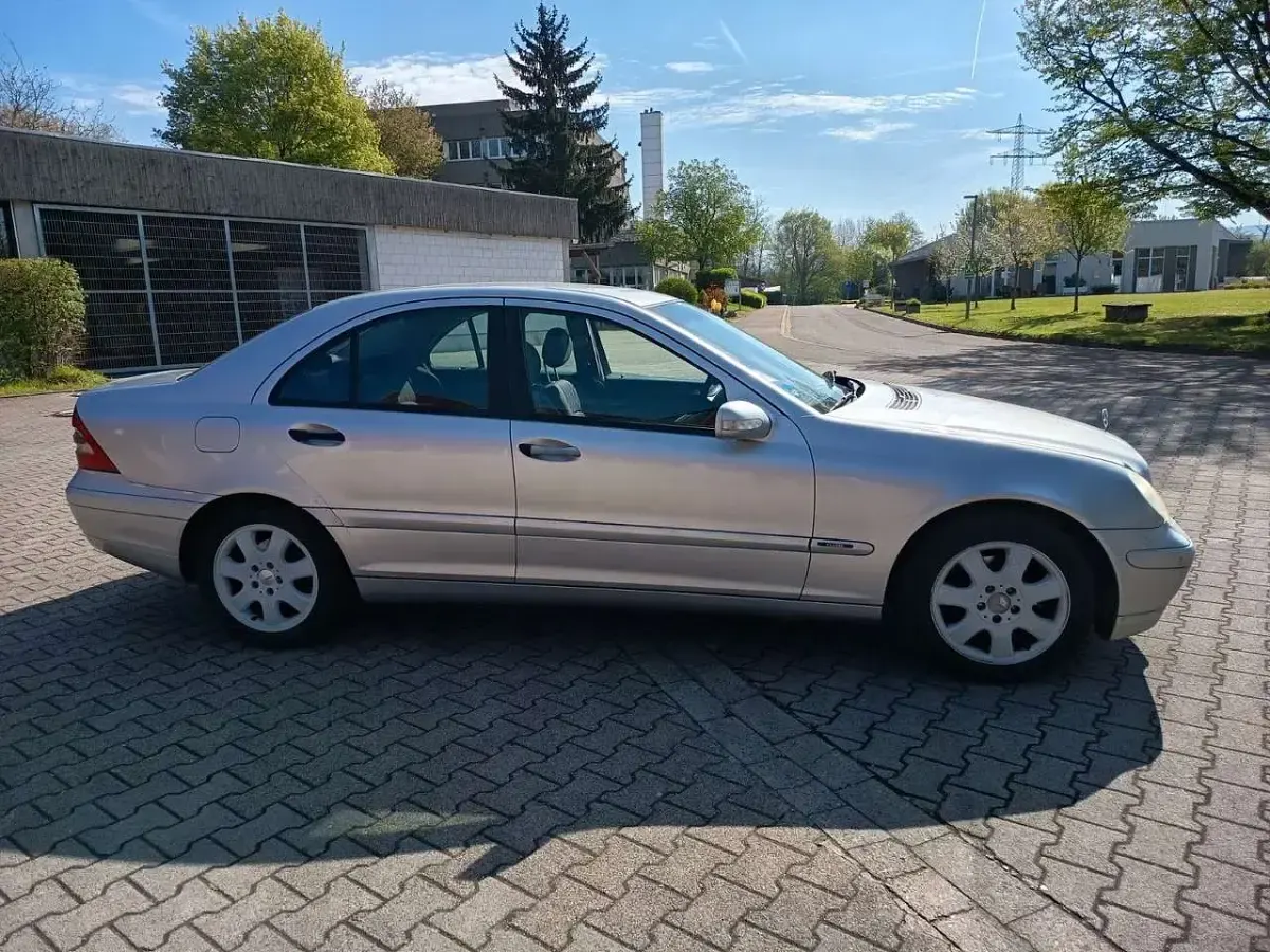 Second-hand Mercedes C200 Classic 116 CP (85 kW) 2002 Argintiu Berlinǎ