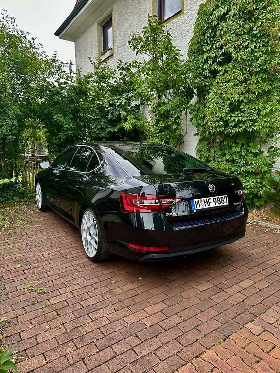 Gebraucht Skoda Superb 190 PS (139 kW) 2016 Schwarz Limousine