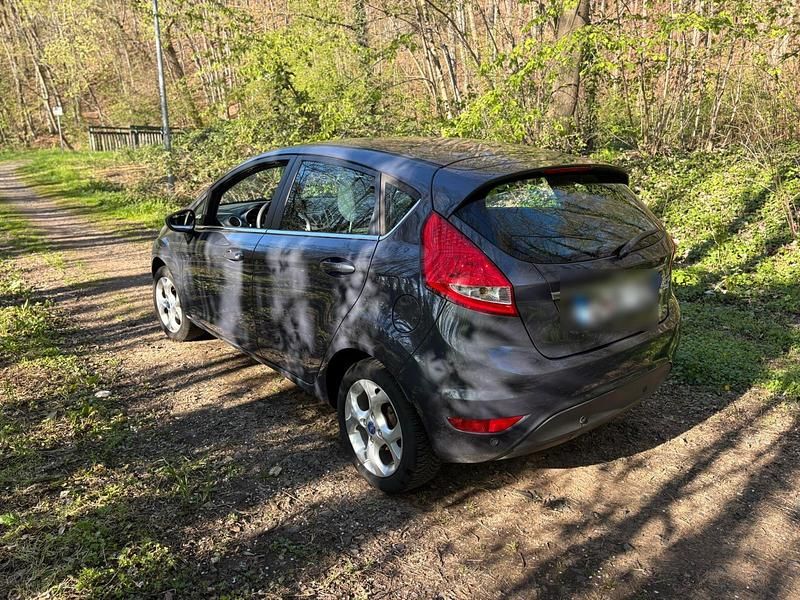 Gebraucht Ford Fiesta 97 PS (71 kW) 2010 Grau Kleinwagen