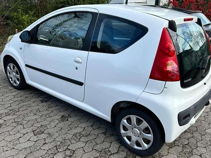 Gebraucht Peugeot 107 68 PS (50 kW) 2011 Weiß Kleinwagen