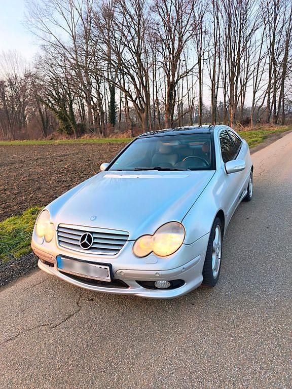 Silber Gebraucht 2002 Mercedes C230 Coupé | 5.999 € (Etwas zu teuer) - Bild 1/4