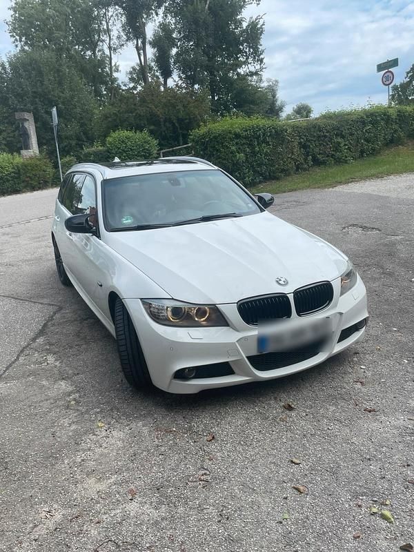 Weiß Gebraucht 2011 BMW 318 M Sport Kombi | 6.650 € (Fairer Preis) - Bild 1/4