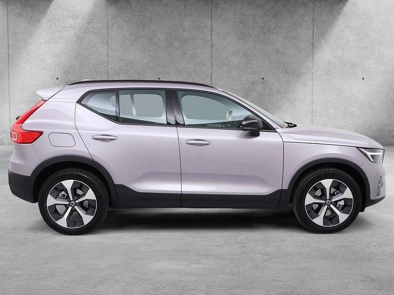 Neu Volvo XC40 Plus 163 PS (119 kW) 2025 Silber SUV