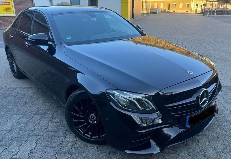 Schwarz Gebraucht 2019 Mercedes E200 Limousine | 20.000 € (Superpreis) - Bild 1/4
