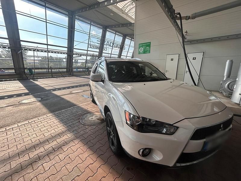 Weiß Gebraucht 2010 Mitsubishi Outlander SUV | 7.299 € (Fairer Preis) - Bild 1/4