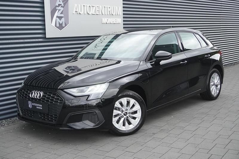 Brillantschwarz Gebraucht 2022 Audi A3 Sportback e-tron Advanced Limousine | 23.990 € (Fairer Preis) - Bild 1/4