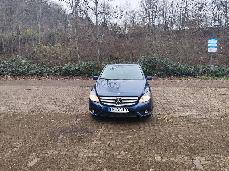 Blau Gebraucht 2011 Mercedes B200 Van / Kleinbus | 4.900 € (Superpreis) - Bild 1/4
