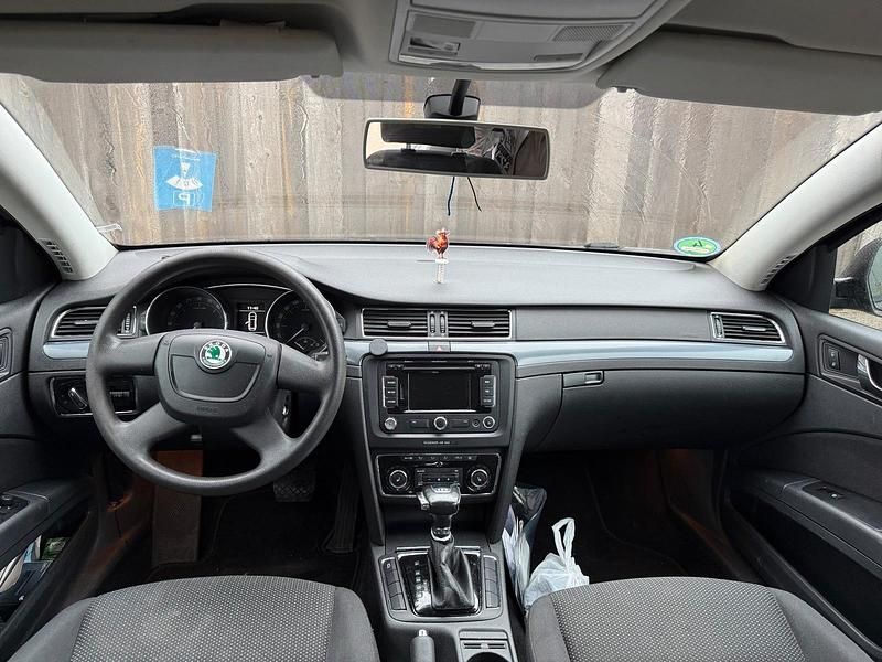 Gebraucht Skoda Superb 140 PS (102 kW) 2011 Schwarz Kombi