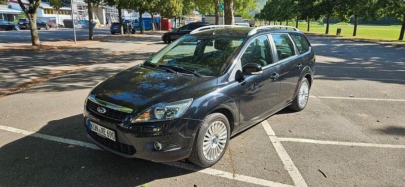 Grau Gebraucht 2010 Ford Focus Limousine | 3.780 € (Fairer Preis) - Bild 1/4