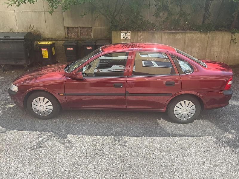 Rot Gebraucht 1998 Opel Vectra Limousine | 2.250 € (Etwas zu teuer) - Bild 1/4