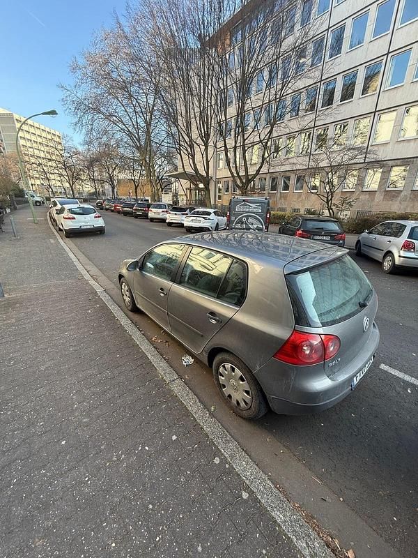 Grau Gebraucht 2004 VW Golf V Kleinwagen | 2.400 € (Fairer Preis) - Bild 1/4