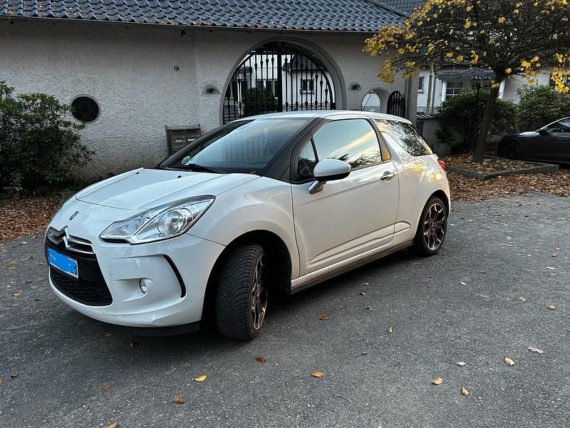 Weiß Gebraucht 2010 Citroën DS3 So Chic Kleinwagen | 2.800 € (Guter Preis) - Bild 1/4