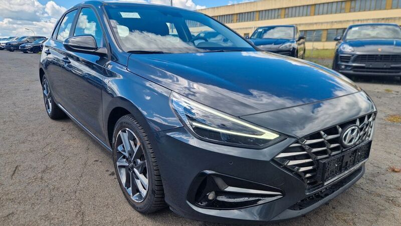 Dark knight / mic Gebraucht 2023 Hyundai i30 Trend Limousine | 17.799 € (Fairer Preis) - Bild 1/4