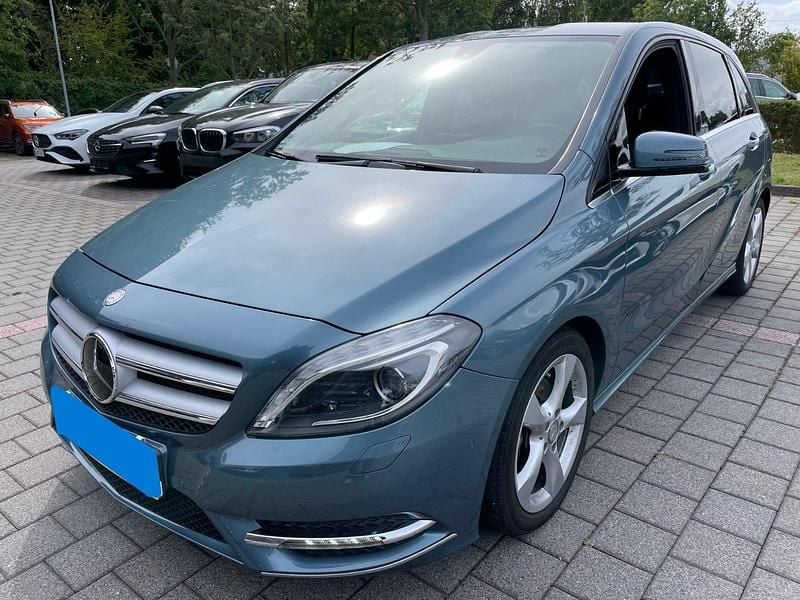 Blau Gebraucht 2014 Mercedes B200 Sportline Van / Kleinbus | 15.450 € - Bild 1/4
