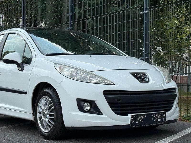 Weiß Gebraucht 2010 Peugeot 207 Urban Move Limousine | 4.390 € - Bild 1/4